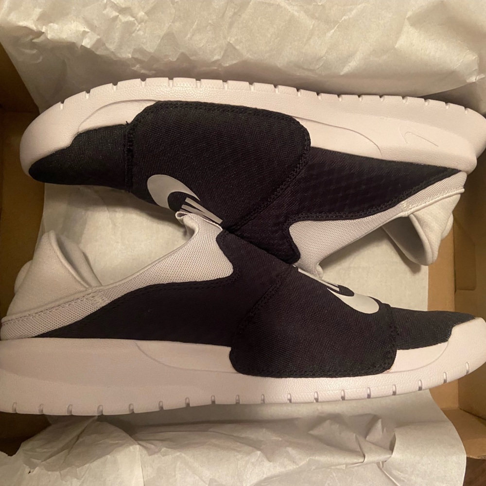 Mens Nike sneaker brand new size 11